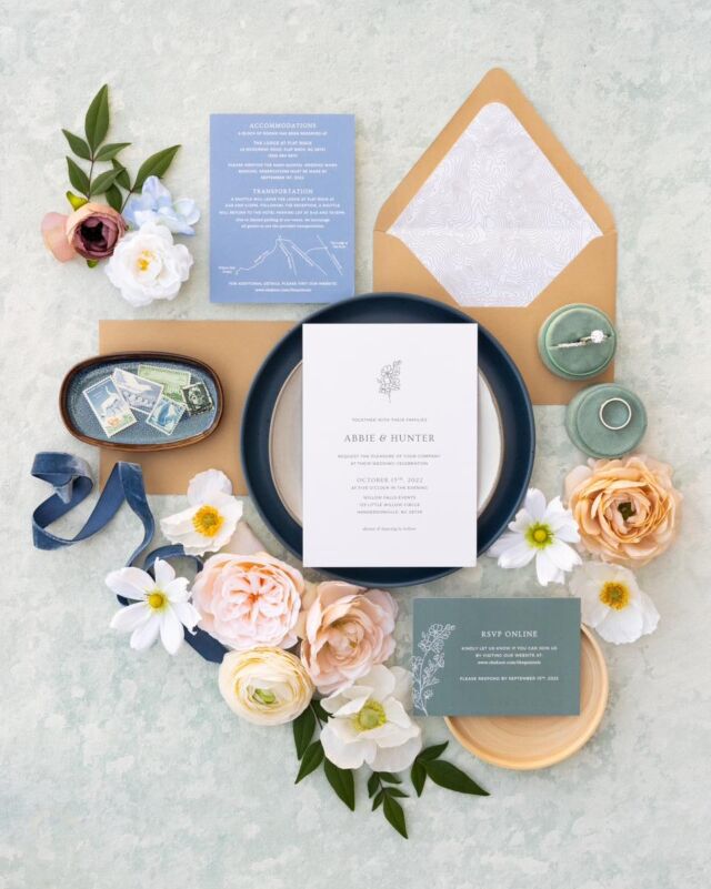 A modern, minimalist invitation suite for the sweetest couple who tied the knot last October. The groom even created the custom maps for their suite, with the envelope liner showing the elevations of their wedding venue in the mountains 😍 How sweet!

Photo and Styling: @peterson.design.photo
Stationery: @enloveoccasions
Wedding Planner: @hoseahousecollective
Venue: @willowfallsweddings
Bride: @abbiequintal