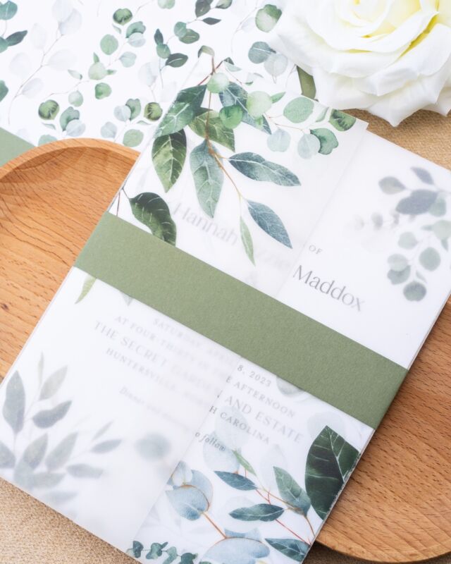 Let’s take a moment to appreciate this vellum wrap 😍 The greenery wraps around the invitation adding an extra layer of leaves like you’re peeking through the trees to see their wedding details and it is one of my favorites!

Photo and Styling: @peterson.design.photo
Stationery: @enloveoccasions